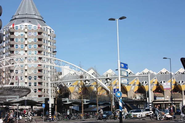 Dagelijkse chaos in de stad in het hectische en moderne station van de metropool Rotterdam. Gele kubieke huizen zijn de inrichting van het stadscentrum — Stockfoto