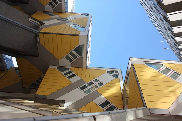 ロッテルダムの立方体の家の中の観光 — ストック写真