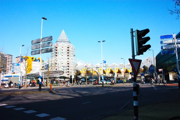 Il caos cittadino quotidiano nella frenetica e moderna stazione della metropoli di Rotterdam. Giallo case cubiche sono la decorazione del centro della città — Foto Stock