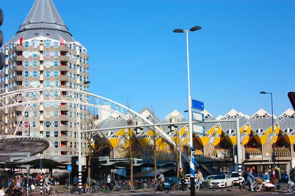 Il caos cittadino quotidiano nella frenetica e moderna stazione della metropoli di Rotterdam. Giallo case cubiche sono la decorazione del centro della città — Foto Stock