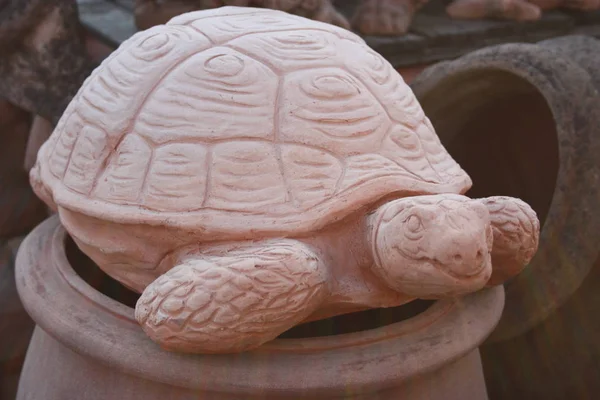 Estátua na forma de uma grande tartaruga terrestre ou grande tartaruga. trabalho artístico de um escultor e operário de cerâmica. representação de um animal por um artesão. Artesanato de barro — Fotografia de Stock