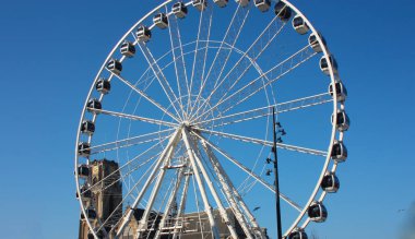 Rotterdam'ın merkez meydanında dönme dolap.