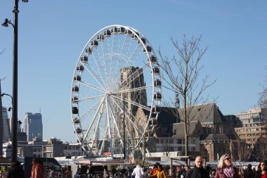 Rotterdam'ın merkez meydanında dönme dolap.