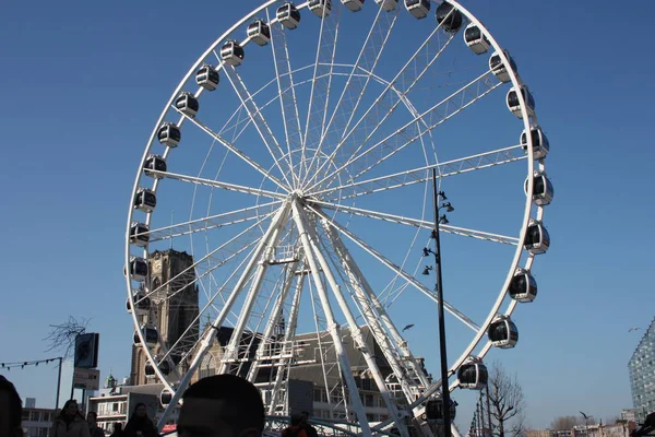 Ferris wheel in the central square of Rotterdam. — Stock Photo, Image