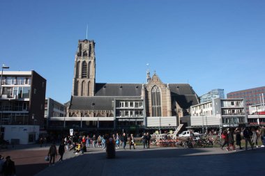 Rotterdam San Lorenzo kilise, güzel bir bahar gününde Hollanda metropol şehir görünümü