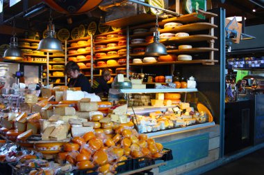 alışveriş gidin ve metropolün büyük pazarında rotterdam süt üreticileri lezzetli peynirsatın
