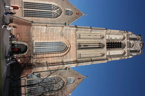 Vista de la iglesia de San Lorenzo en Rotterdam, la ciudad metropolitana holandesa en un hermoso día de primavera — Foto de Stock