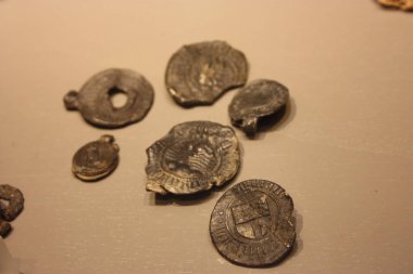 madalya ve on beş yüz antik sikkeler