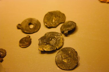 madalya ve on beş yüz antik sikkeler