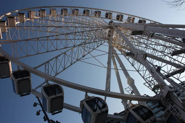 Une grande roue Ferris contrastant avec le ciel bleu — Photo