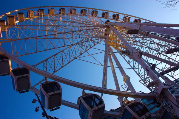 Uma roda gigante alta em contraste com o céu azul — Fotografia de Stock