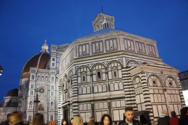 Floransa'daki ünlü Piazza del Duomo, tarihi şehir merkezinin kalbinde yer almaktadır. Beyaz Carrara mermersanta maria del Fiore Katedrali