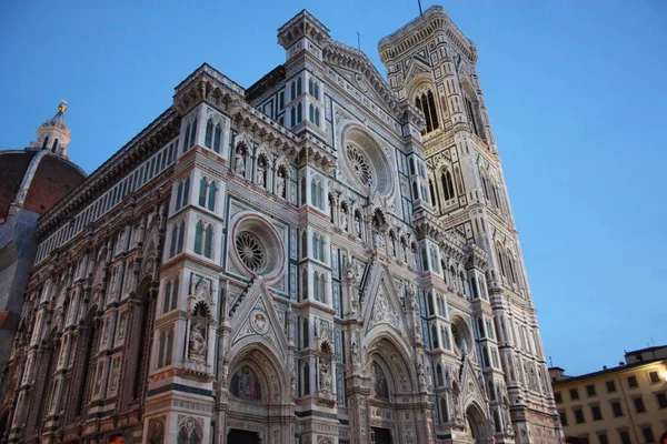 The famous Piazza del Duomo in Florence, in the heart of the historic city center. Cathedral of Santa Maria del Fiore in white Carrara marble — Stock Photo, Image