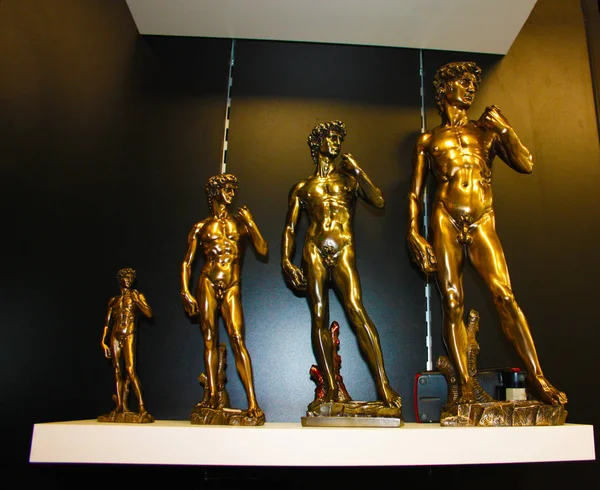 Бронзовые статуэтки Давида Микеланджело — стоковое фото
