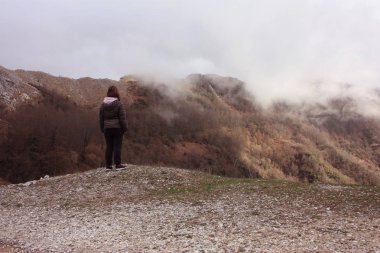 kız Toskana Apuan Alpleri yolları boyunca sis ve sis tek başına yürüyor