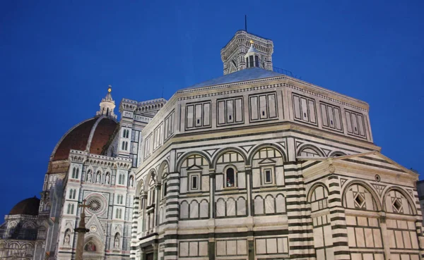 Słynnego Piazza del Duomo we Florencji, w samym sercu zabytkowego centrum miasta. Katedra Santa Maria del Fiore w białym marmurze Carrara — Zdjęcie stockowe