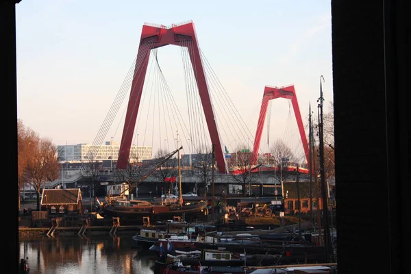 Willemsbrug, le pont rouge de Rotterdam vu au coucher du soleil sur le port — Photo
