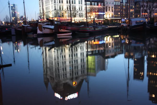 Hamnen i Rotterdam, en turistort under alla årstider, även på vintern — Stockfoto