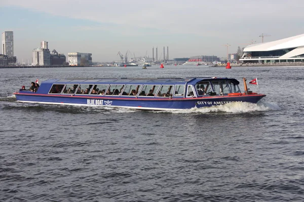 Het kanaal of de rivier voor het centraal station van Amsterdam, gebruikt als openbaar vervoer voor forenzen en toeristen — Stockfoto