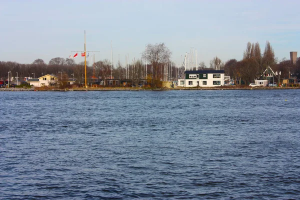 Het kanaal of de rivier voor het centraal station van Amsterdam, gebruikt als openbaar vervoer voor forenzen en toeristen — Stockfoto