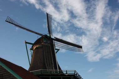 nehir Zaan su üzerinde zaanse schans eski hollanda ahşap yel değirmeni