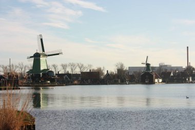 Zaan nehri üzerinde, Zaandam ünlü Zaanse Taramaları değirmenleri. ünlü Hollanda cazibe, yel değirmenleri.