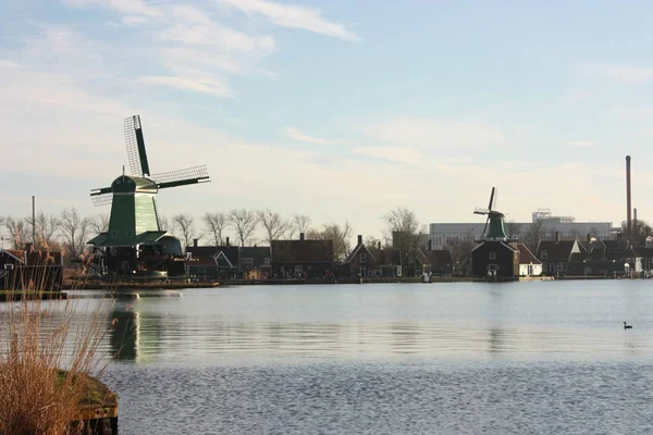 Zaan nehri üzerinde, Zaandam ünlü Zaanse Taramaları değirmenleri. ünlü Hollanda cazibe, yel değirmenleri.