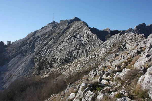 З одного боку вершини гір тосканської Аюань Альп в Монтіньозо. Скелясті Апеннін на літній день — стокове фото