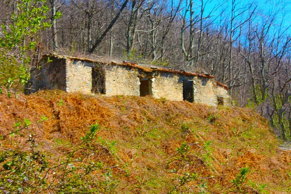 Hus och konstruktioner byggda och sedan lämnas övergivna i isoleringen av naturen högt uppe i bergen i Toscana — Stockfoto