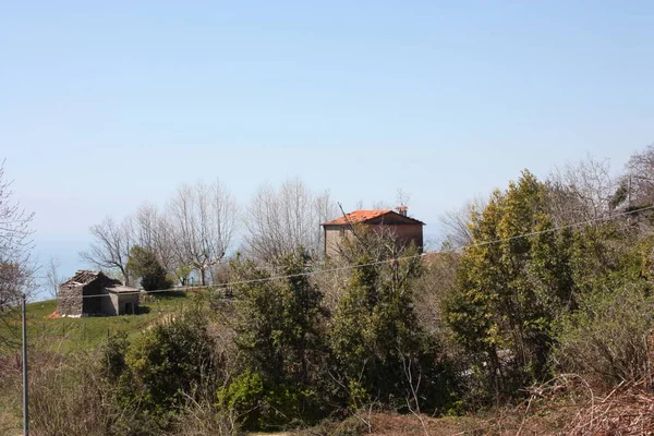 Casas e estruturas construídas e depois abandonadas no isolamento da natureza no alto das colinas da Toscana — Fotografia de Stock