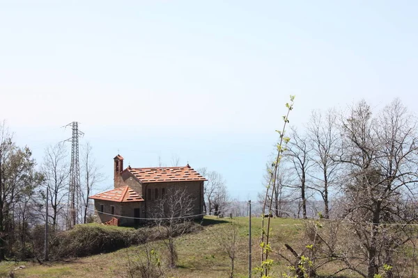 Casas e estruturas construídas e depois abandonadas no isolamento da natureza no alto das colinas da Toscana — Fotografia de Stock