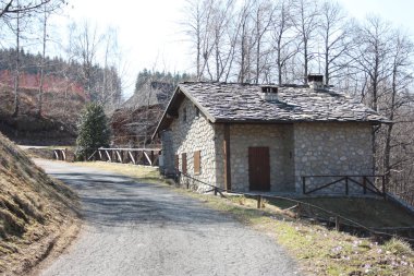 taş ve kaya tuğlatamamen inşa edilmiş sessiz bir dağ tatil yazlık ama çok zarif ve büyüleyici bile kiralamak için