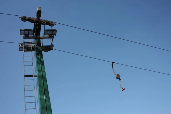 Lyžařský výtah nebo Skilift. tyč s lanovkou na sněžním svahu v létě. — Stock fotografie