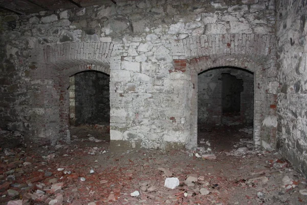 Fort Bastione, forteresse militaire du XIXe siècle, abandonnée au mépris de la nature. construction en pierre pénible à l'intérieur et à l'extérieur. nature sauvage couvre tout le château — Photo