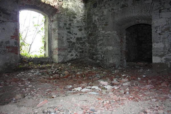 Fort Bastione, dziewiętnastowieczna Twierdza wojskowa, porzucona na zaniedbany charakter. konstrukcji kamiennej w środku i na zewnątrz. Dzika przyroda obejmuje cały zamek — Zdjęcie stockowe