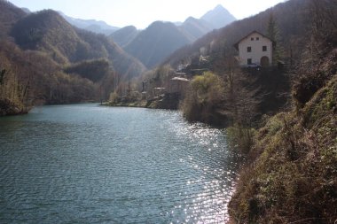 Toskana'daki Romantik Isola Santa gölü, Apuan Alpleri dağlarında. sis biraz odak dışında panorama