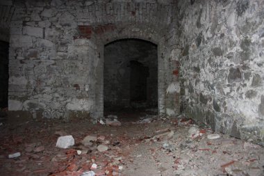 On dokuzuncu yüzyıl askeri kalesi Bastione Kalesi, doğanın ihmaline terk edilmiş. içte ve dışta üzücü taş yapı. vahşi doğa tüm kale kapsar