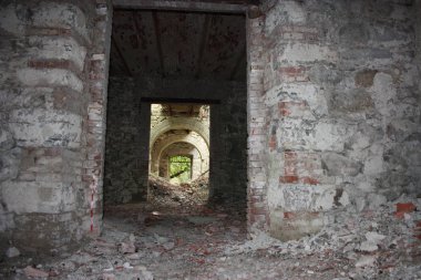 On dokuzuncu yüzyıl askeri kalesi Bastione Kalesi, doğanın ihmaline terk edilmiş. içte ve dışta üzücü taş yapı. vahşi doğa tüm kale kapsar