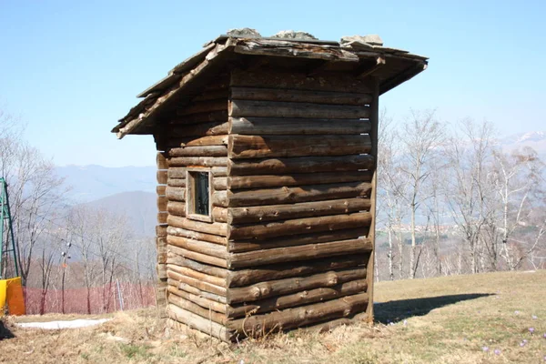 Drewniana szopa w górach lub magazyn zbudowany w kłody do przechowywania rzeczy — Zdjęcie stockowe