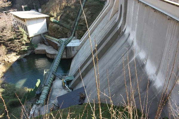 Obří přehradní stanice nebo Hydroelektrárna v Isola Santa, Toskánsku, Lucca. — Stock fotografie