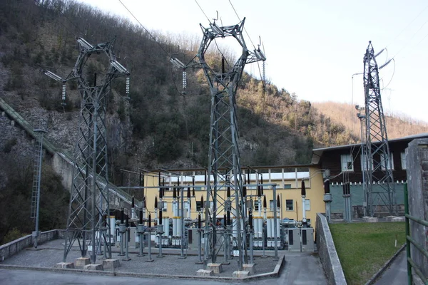 Гідроелектростанція, побудована людиною для створення чистої енергії та збереження. глобальна система запобігання потепління — стокове фото