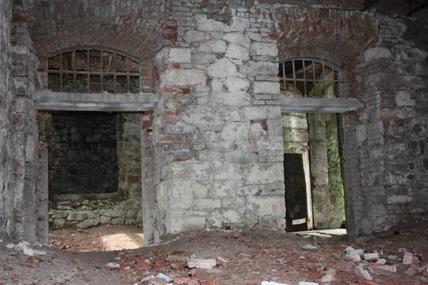 Fort Bastione, una fortaleza militar del siglo XIX, abandonada al descuido de la naturaleza. construcción de piedra angustiante por dentro y por fuera. naturaleza salvaje cubre todo el castillo — Foto de Stock