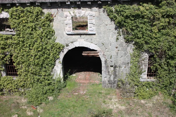 Portail d'accès effrayant, arqué pour entrer dans le Fort Bastion de Fosdinovo, une forteresse prise par la nature et la végétation sauvage — Photo