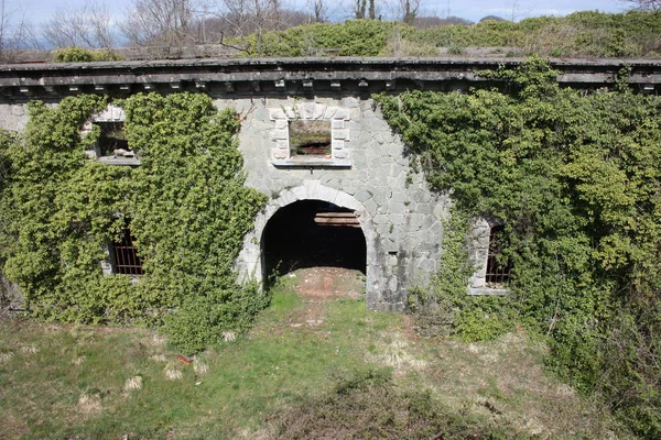 Eng toegangsportaal, gebogen om het Fort Bastion van Fosdinovo te betreden, een Fort genomen door de natuur en wilde vegetatie — Stockfoto