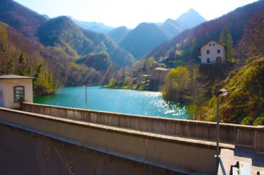 Toskana'daki Romantik Isola Santa gölü, Apuan Alpleri dağlarında. sis biraz odak dışında panorama