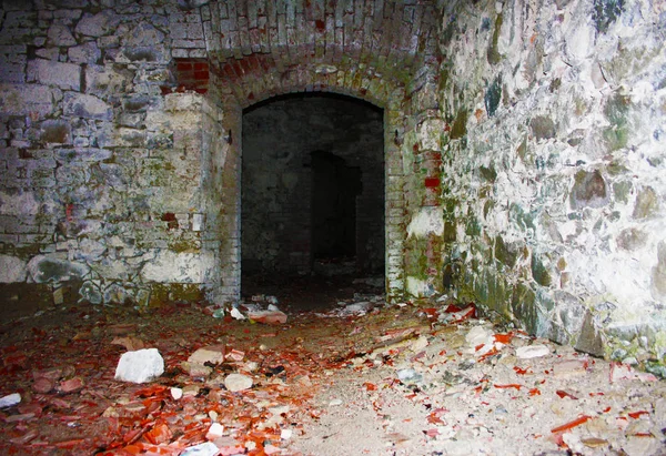 Fort Bastione, una fortaleza militar del siglo XIX, abandonada al descuido de la naturaleza. construcción de piedra angustiante por dentro y por fuera. naturaleza salvaje cubre todo el castillo —  Fotos de Stock