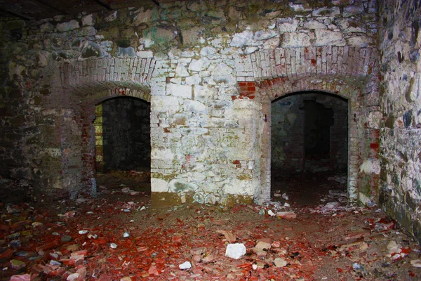 Fort Bastione, una fortaleza militar del siglo XIX, abandonada al descuido de la naturaleza. construcción de piedra angustiante por dentro y por fuera. naturaleza salvaje cubre todo el castillo —  Fotos de Stock