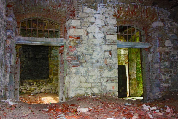 On dokuzuncu yüzyıl askeri kalesi Bastione Kalesi, doğanın ihmaline terk edilmiş. içte ve dışta üzücü taş yapı. vahşi doğa tüm kale kapsar