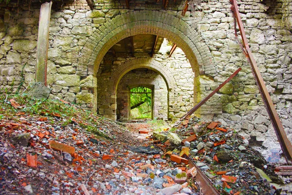 Fort Bastione, forteresse militaire du XIXe siècle, abandonnée au mépris de la nature. construction en pierre pénible à l'intérieur et à l'extérieur. nature sauvage couvre tout le château — Photo