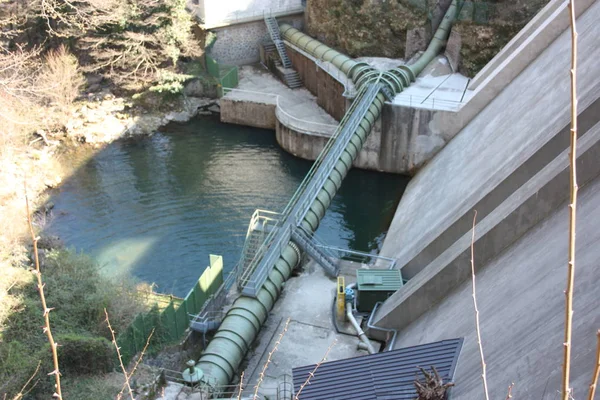 Obří přehradní stanice nebo Hydroelektrárna v Isola Santa, Toskánsku, Lucca. — Stock fotografie